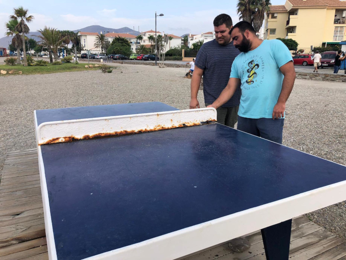 El PSOE denuncia la dejadez de la ELA en el entorno de la Urbanización Perla de Andalucía, muy cerca de la playa, chiringuitos y restaurantes
